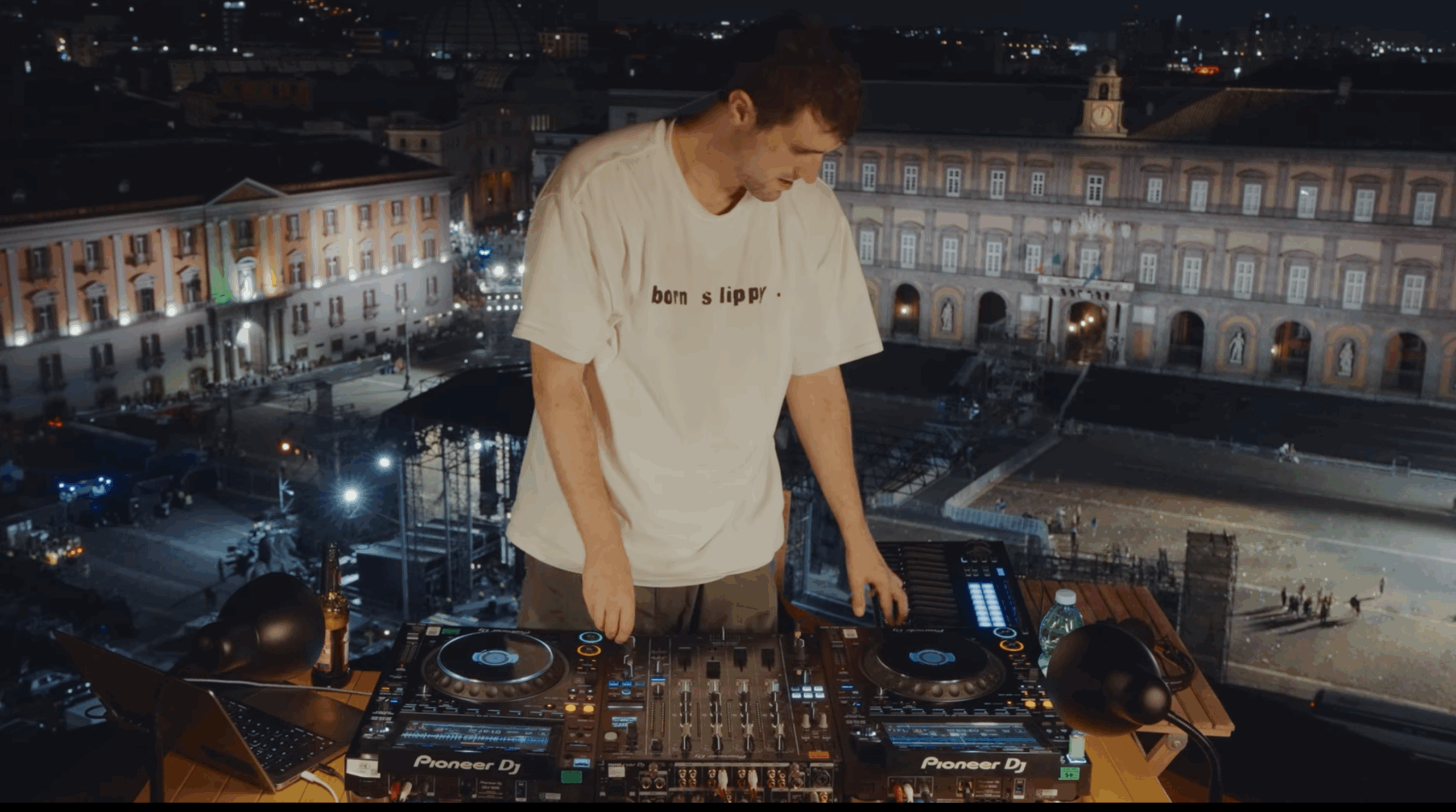 フレッド・アゲイン、ナポリで披露した圧巻のルーフトップ・ライヴ映像公開【2025】　DJPLUM